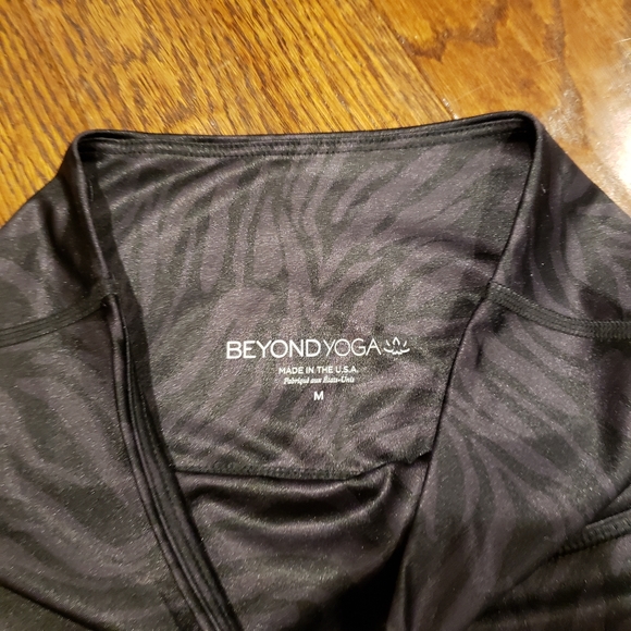 BEYOND YOGA Black/Charcoal Print Long Yoga Leggings - Size Medium - Picture 4 of 4